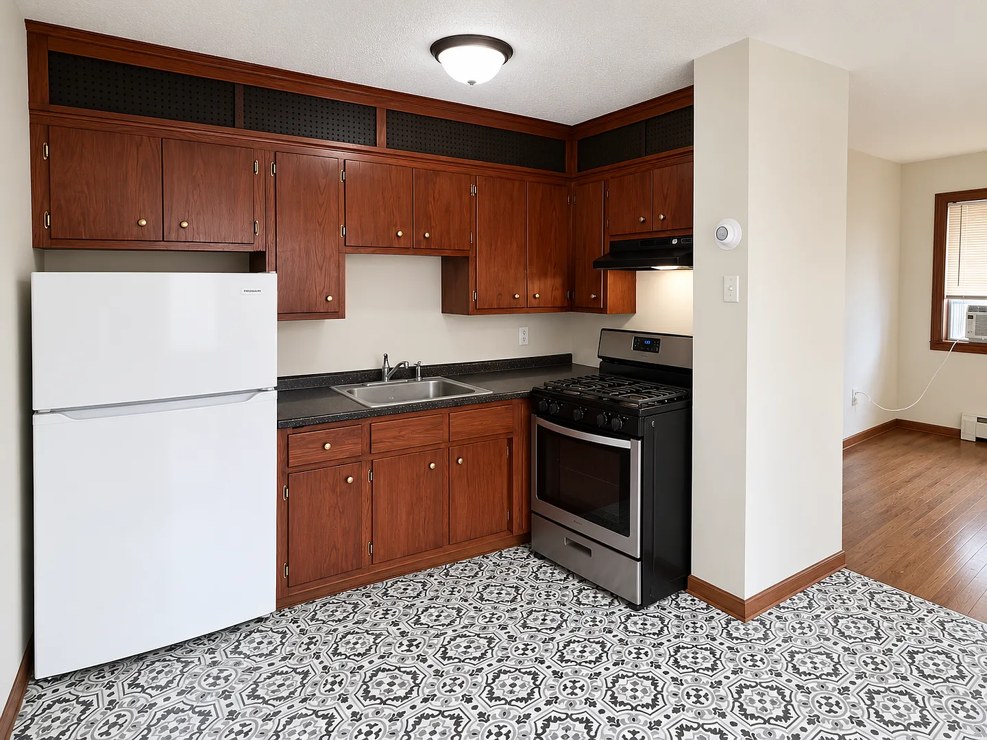 Updated 2-Bedroom NE Minneapolis Apartment with/ Off-Street Parking! — Photo 3