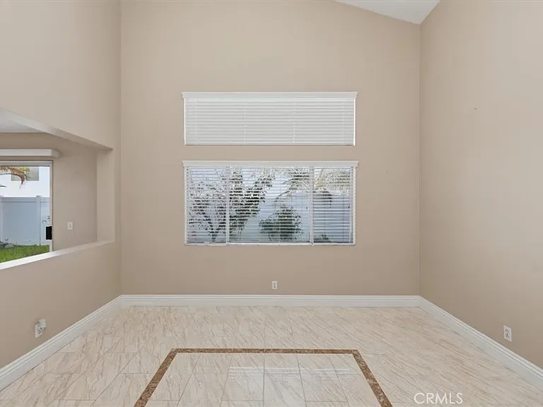 930 Primrose Ln — Photo 6