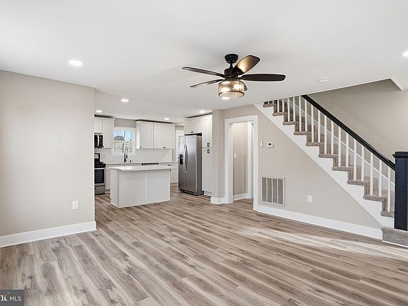 5th image of 105 Maple Ave