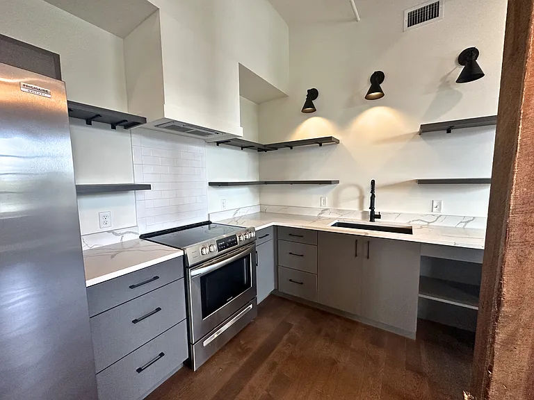 921 Dauphin St #4C — Photo 1