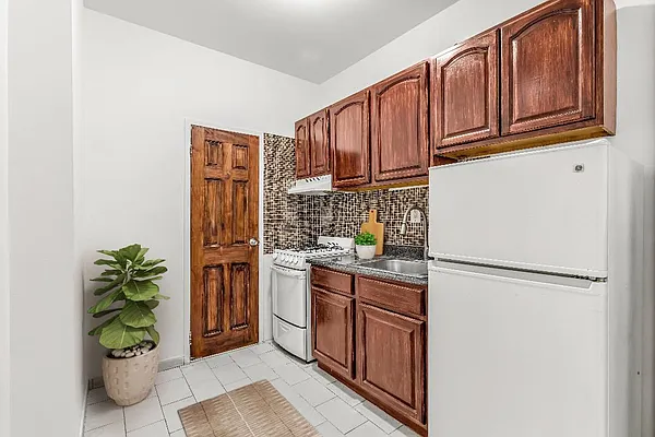 Rented by Avenues Real Estate | media 8