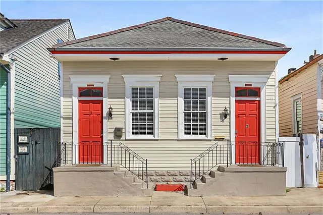 3425 Dauphine St — Photo 1
