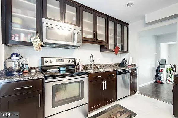Mayflower Dr, Woodbridge — Photo 4