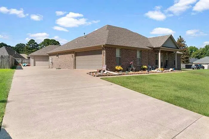 3 bed, 1713 sqft, $1,950 — Photo 2