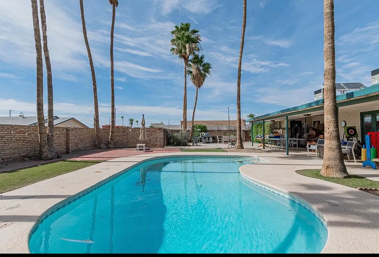 8 bed, 4898 sqft, $6,900 — Photo 2