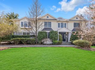 104 Woodhill Ln, Manhasset, NY 11030