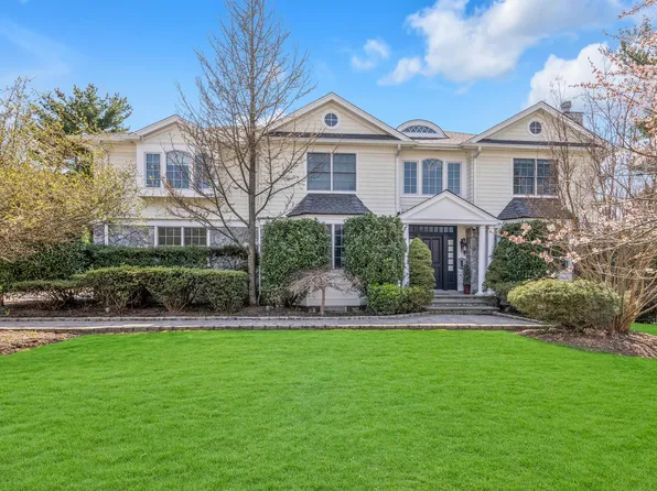 104 Woodhill Ln, Manhasset, NY 11030