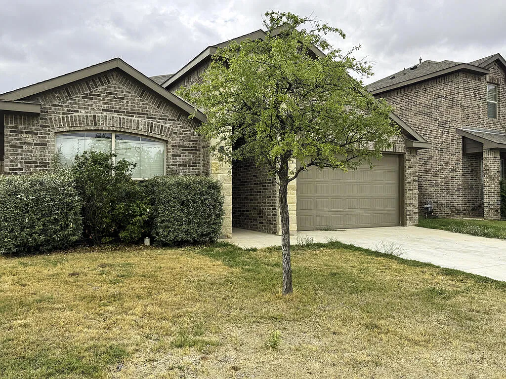 4 bed, 3.0 bath, 2050 sqft, $2,800 — Photo 1