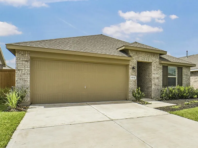 1504 Twilight Green Dr — Photo 1
