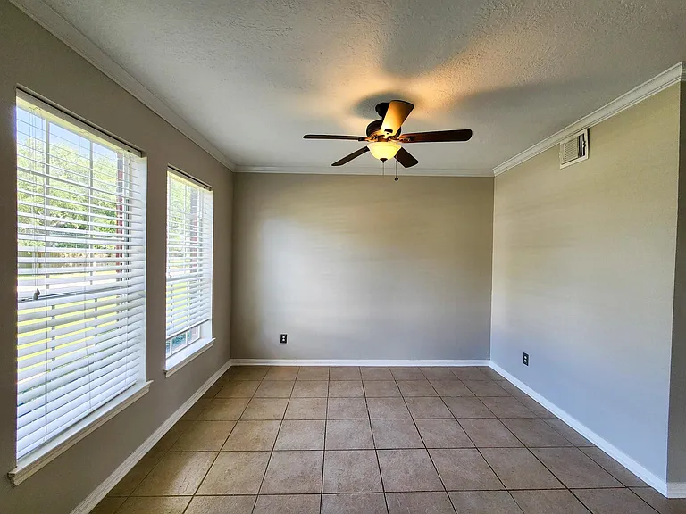 2412 N Mission Cir — Photo 5