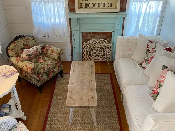 (undisclosed Address), Barrington, RI 02806