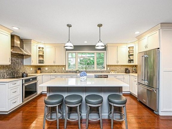 2nd image of 6 Clover Ln