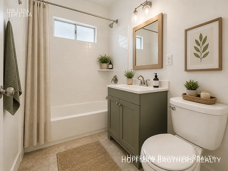 2533 1/2 Hillcrest Dr — Photo 3