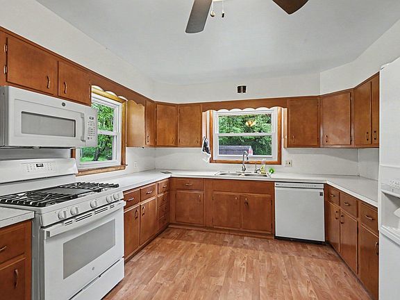 3rd image of 243 Creekview Dr