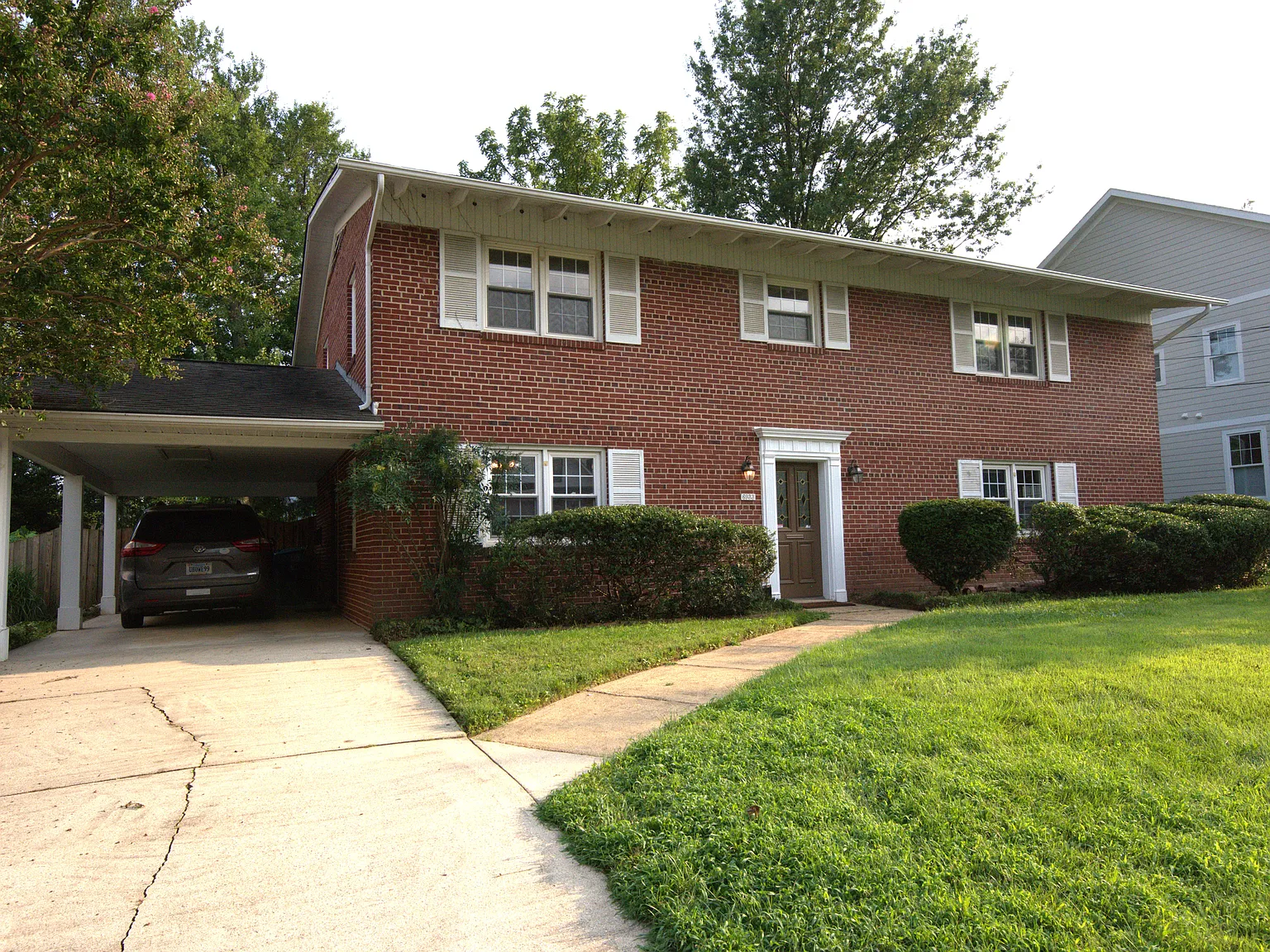 5 bed, 2.5 bath, 2576 sqft, $4,700 — Photo 2