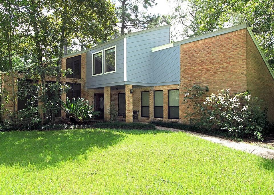 Beautiful Two Story Contemporary Home Features a Versatile Floor Plan, Open Concept, Large Game Room and a Fabulous Pool/spa!