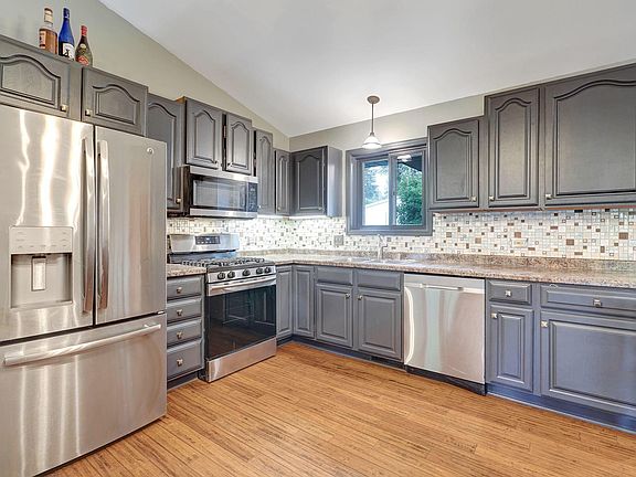 3rd image of W155 Tombeau Blvd