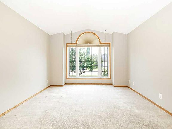 4th image of 6 E Densmore Cres