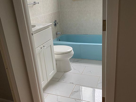 5th image of 10 Longwood Dr APT 8