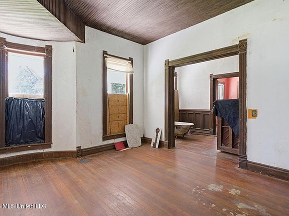 9th image of 530 Buschman St