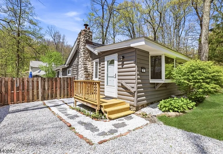 5 Sanoset Rd — Photo 1