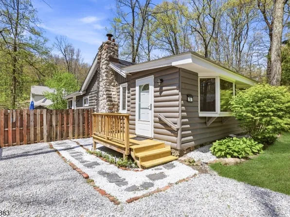 5 Sanoset Rd, Highland Lakes, NJ 07422