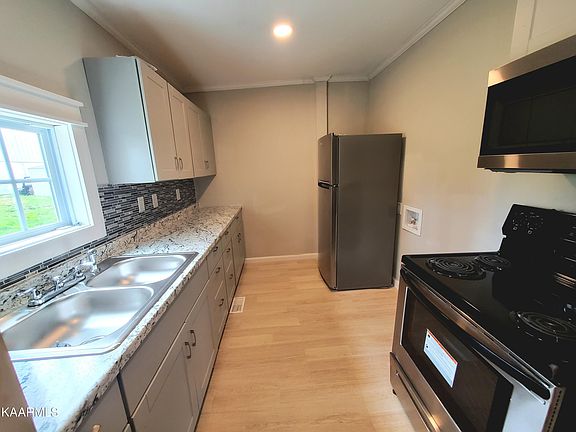 3rd image of 212 Dameron Ave