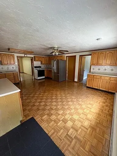 12 Park Ln — Photo 3