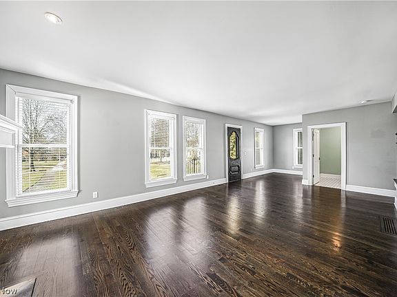 4th image of 43 N Oviatt St