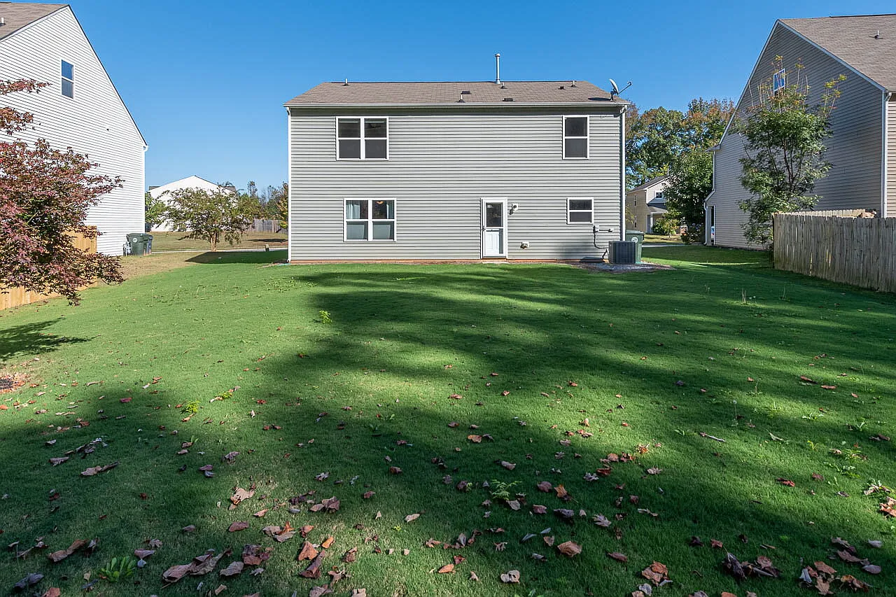 4 bed, 2.5 bath, 2345 sqft, $2,149 — Photo 2