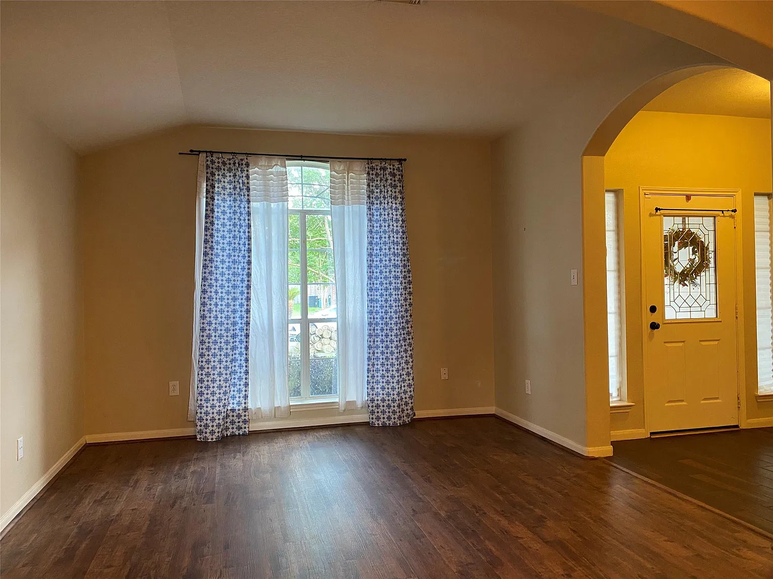 3 bed, 2.0 bath, 2325 sqft, $2,200 — Photo 3