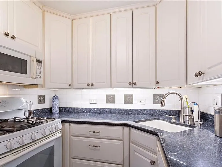 7320 Glenroie Ave #4G — Photo 20