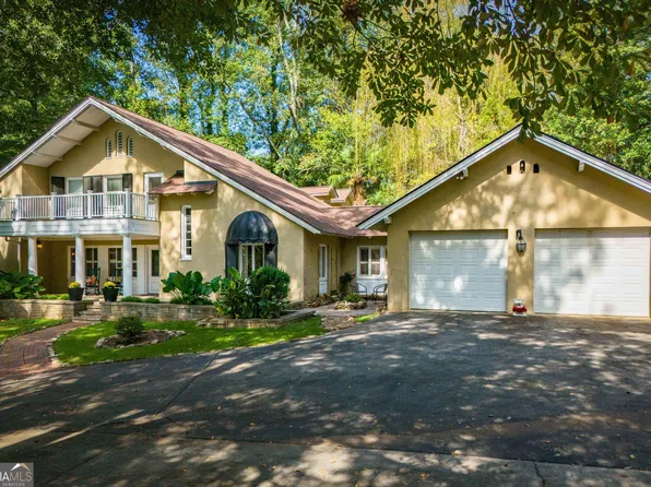 110 W Club Dr, Carrollton, GA 30117