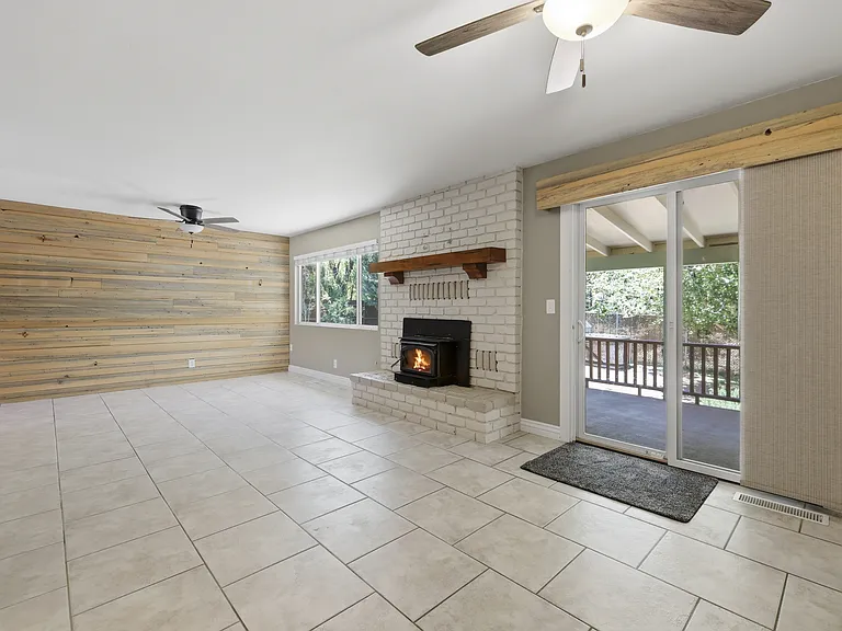 1978 Catalpa Cir — Photo 2
