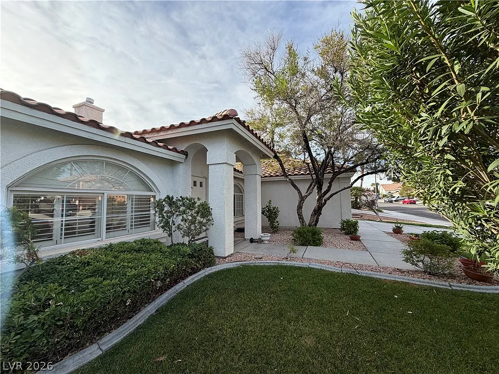 3 bed, 2.0 bath, 1787 sqft, $2,100 — Photo 2