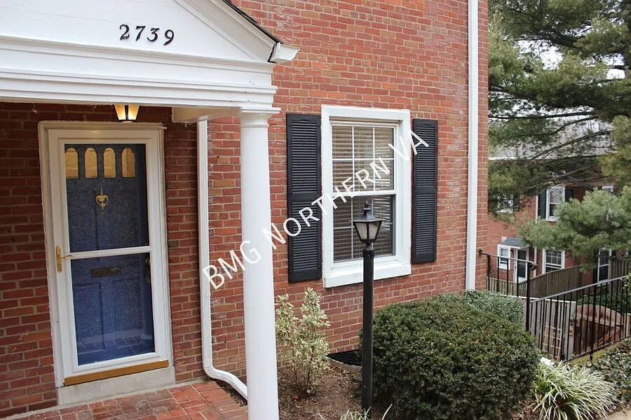 Beautiful 2 Level 2 Bedroom 1 Bathroom 'Georgetown' Model Townhome In Sought After Fairlington Vi... — Photo 3