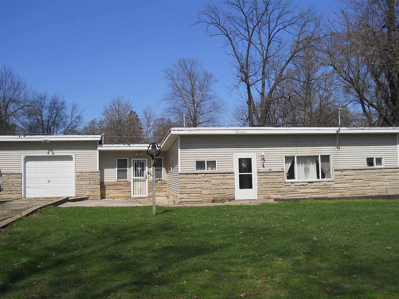 105 Cherry Dr photo 1
