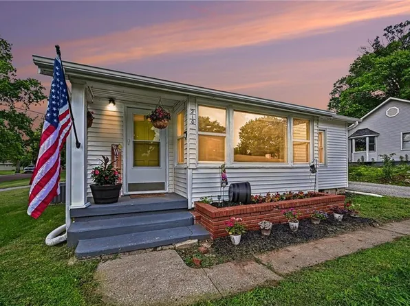210 Dewey Ave, Gower, MO 64454