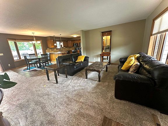 4th image of 1279 Maplewood Dr