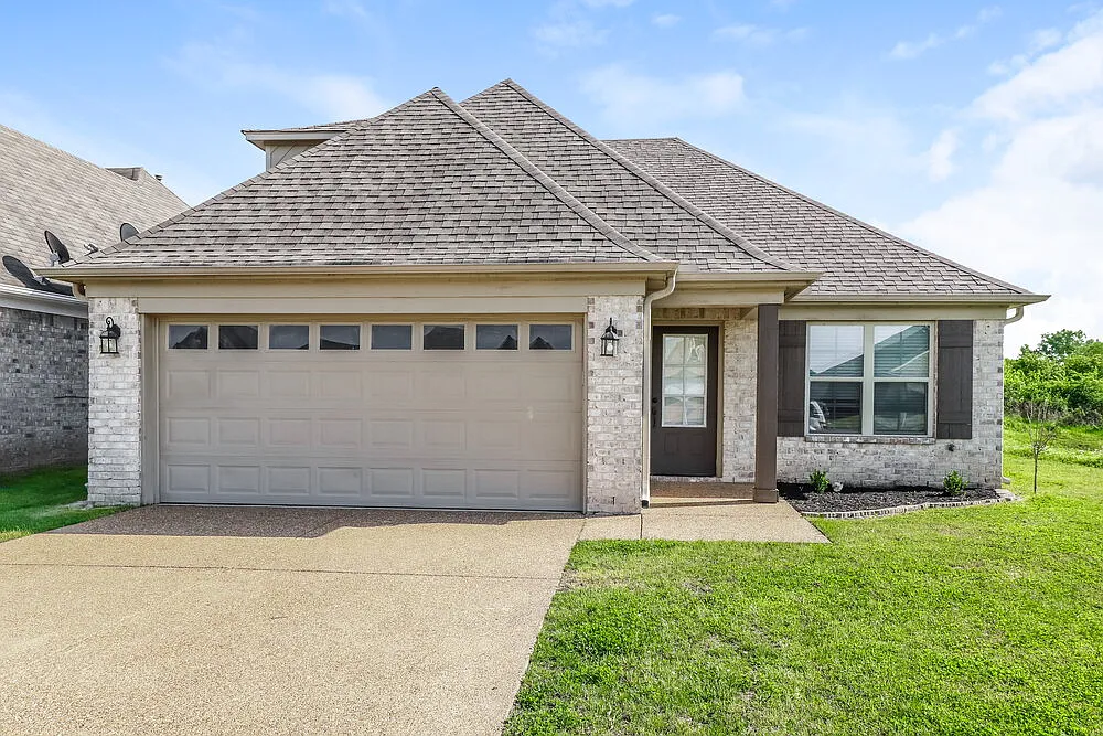 3 bed, 2.0 bath, 1704 sqft, $1,980 — Photo 1