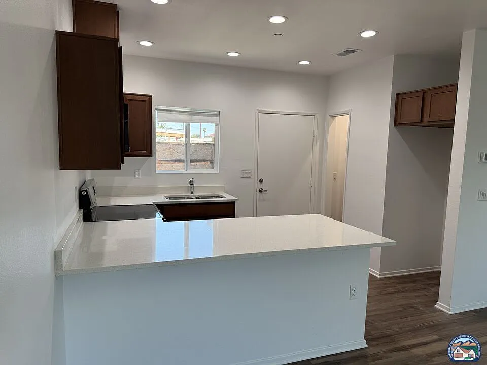 3 bed, 2.0 bath, 1100 sqft, $1,800 — Photo 4