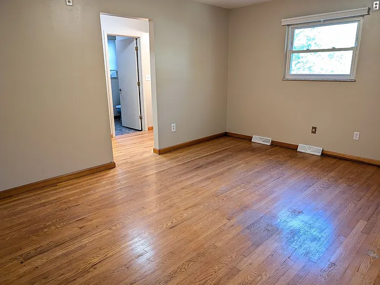 5253 Vernadale Dr — Photo 18