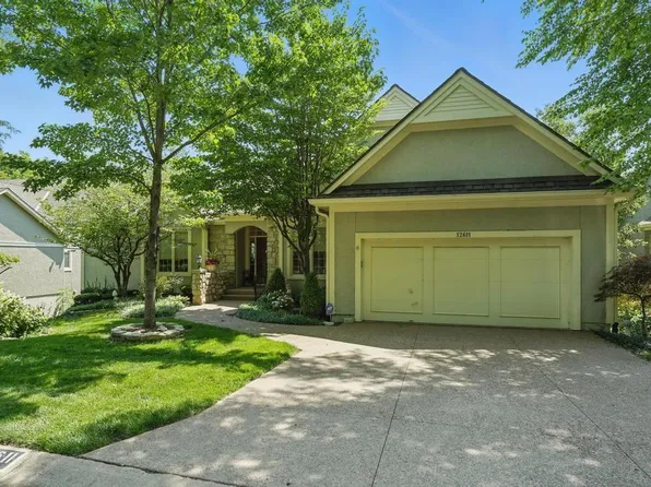 12611 Briar Dr, Leawood, KS 66209