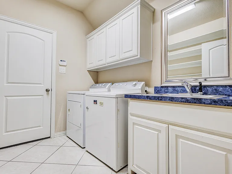1020 Paradise Cv — Photo 22