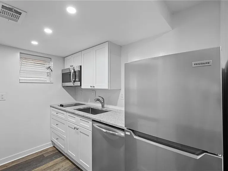 789 Barnett St NE #4 — Photo 4