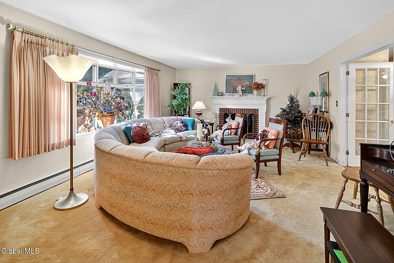 4th image of 873 Worcester Drive