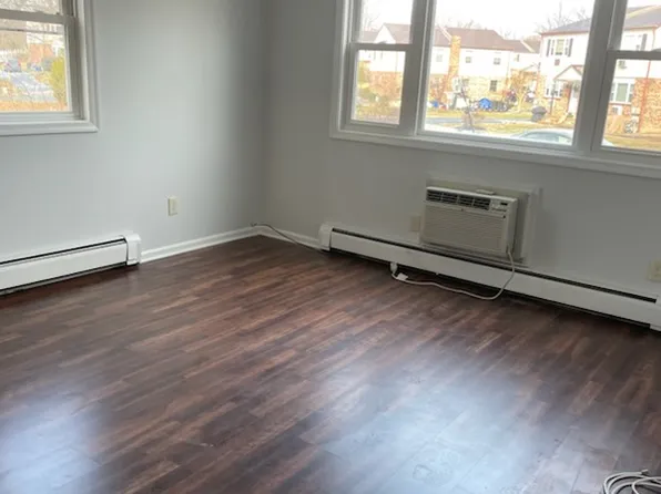 1 Aston Ct, Aston, PA 19014