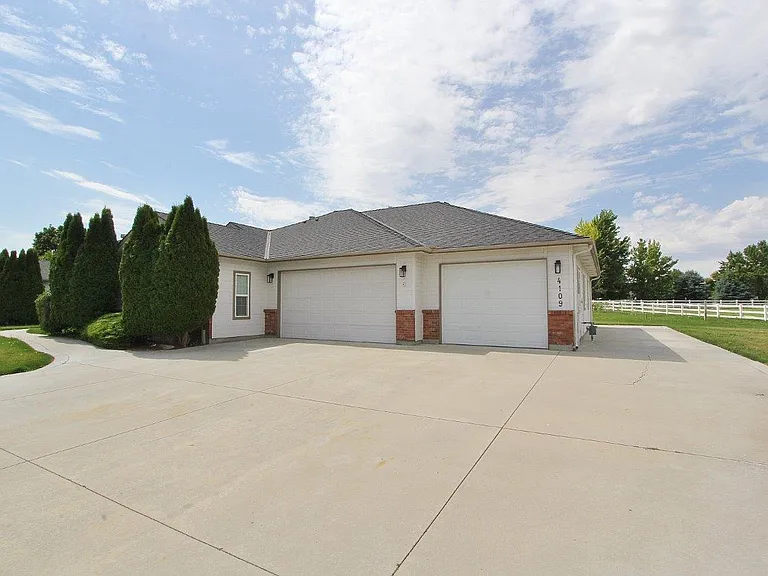 4109 E Man O War Dr — Photo 29