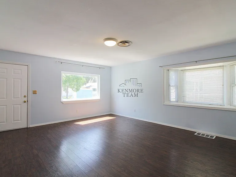 402 Abbot St — Photo 5