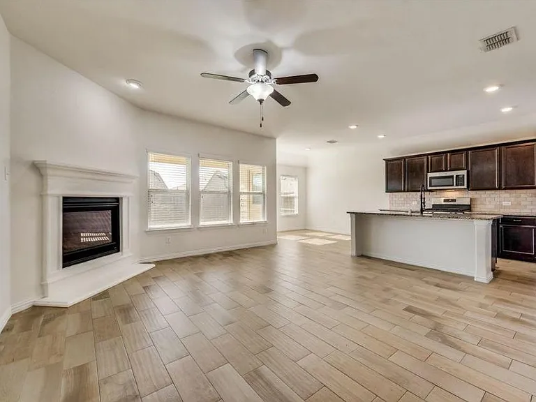 815 Evergreen St — Photo 5